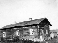 Image40  Leuhulan vanha talo (pitkän sivun kaksi oikeaa ikkunaa asti oikea pääty purettu 1955 tai 1956) päätyikkuna on kamarin ikkuna, pitkän sivun ikkunoista oikealla maitohuoneen ikkuna, keskellä keittiön ikkuna, vasemmalla pirtin ikkuna. Oikealta näkyy Maria ja Kalle Maailman mökki (purettu 1940-luvun alussa).