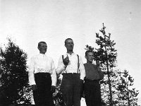 Image50  Kokkokalliolla eli Lettukalliolla eli Pukkimäellä seisomassa vasemmalta kirvesmies Vihtori Hirvonen (asui Koivulan lähellä olevassa mökissä), Kalle Kovanen (1882 - 1962, Vekkulan työväenyhdistyksen pj 1912 - 1918) ja tunnistamaton.