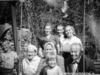 palvia(11)  Vasemmalta Kyösti Silvan, Olga Siven, Anna Suominen ,Leo Silvan ja tunnistamaton nainen. Edessä Alina Siven  (o.s. Helminen, s. 1876) sylissään Sirkku Silvan, sekä Alinan aviomies Ville Siven (s. 1869).