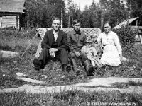 palvia(37)  Vasemmalta Kalle Suominen, Väinö (s. 1893) ja Aino (s. 1934) Salminen, Toivo Virtanen ja  Katri Salminen (o.s. Salonen, s. 1899) istumassa pihalla