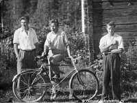 peltola(108)  Timo Salminen (s. 1930), Yrjö Vuorinen ja Erkki Hakanen sekä polkupyörä rakennuksen nurkalla
