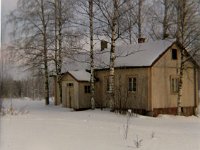 peltola(111)  Pollilan talo lumen ympäröimänä