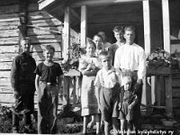 peltola(15)  Peltolan rappusilla Elli, Väinö, Helvi Vuorinen, Vilho Hakanen (18.3.1905 - 2.11.1961) sekä Vilhon pojat Mikko (vanhempi) ja Erkki (nuorempi) Hakanen, sivussa Veikko Vuorinen