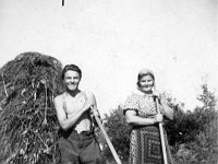 peltola(22)  Ida Hakanen (o.s. Lehtinen, 20.3.1902 - 21.2.1955) ja vanhempi poikansa Mikko Hakanen heinänteossa.