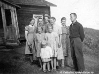 peltola(28)  Toinen vasemmalta Olga Lehtinen ? Toinen oikealta hänen tyttärensä Ida Hakanen (o.s. Lehtinen, 20.3.1902 - 21.2.1955)