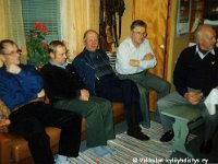 peltola(3)  Sohvalla ja pirtinpenkillä istumassa vasemmalta Tapio Sinivuori, Rainer Dickman, Eero Oksala (1.2.1921 - 12.4.2002), Mikko Hakanen ja Aake Korhonen