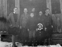 peltola(48)  Vasemmalla Anna Teräjuuri (o.s. Lehtinen) ? Toinen vasemmalta Annan äiti Olga Lehtinen ? Oikealla Annan sisko Ida Hakanen (o.s. Lehtinen, 20.3.1902 - 21.2.1955)
