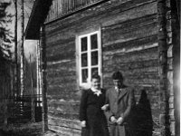 peltola(54)  Aviopari Ida Hakanen (o.s. Lehtinen, 20.3.1902 - 21.2.1955) ja Vilho Hakanen (18.3.1905 - 2.11.1961) seisovat talon päädyn vierellä.