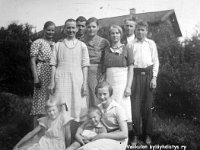 peltola(65)  Vasemmalla takana aviopari Ida Hakanen (o.s. Lehtinen, 20.3.1902 - 21.2.1955) ja Vilho Hakanen (18.3.1905 - 2.11.1961), heidän edessään Idan äiti Olga Lehtinen? muut tunnistamattomia