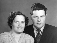 peltola(67)  Sylvi Hakasen (o.s. Järvinen, 29.12.1923 - 24.11.2010) ja Mikko Hakasen (s. 1928) vihkikuva
