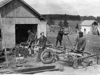 peltola(68)  Paavo Lehtinen (27.6.1904 - 26.7.1986) eli Pitkälän Paavo on purkanut taksiajoon ostamansa Chevroletin asentaakseen siihen Vekkulan kuoppaisille teille paremmin sopivat, itsetehdyt lehtijouset ja rumpujarrut. Vasemmalla Paavo Lehtinen, oikealla hänen sisarensa Annan mies Sulo Teräjuuri, rattia kokeilee Teräjuuren poika Arvo, keskellä kolmas tunnistamaton mies pumppaa ilmaa renkaaseen. Taustalla näkyy paja ja muita rakennuksia sekä maisemaa