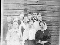 peltola(69)  Edessä oikealla kello kaulassa Ida Hakanen (o.s. Lehtinen, 20.3.1902 - 21.2.1955) ? muut tunnistamattomia