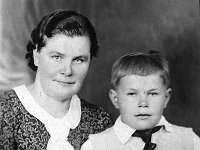 peltola(72)  Ida Hakanen (o.s. Lehtinen, 20.3.1902 - 21.2.1955) ja vanhempi poikansa Mikko Hakanen muotokuvassa