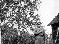 peltola(94)  Esko Salonen esittelee ampumaansa homenokkaa Lamminmäen nurkalla