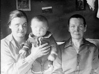 Pit(40)  Ida Hakanen (o.s. Lehtinen, 20.3.1902 - 21.2.1955) pitelee sylissään pystyssä Mikko-vauvaansa (s. 1928), vieressä istuu Idan äiti Olga Lehtinen,