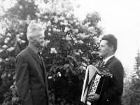 Pitk(15)  Mikko Hakanen haitarin kanssa onnittelemassa kummisetäänsä Paavo Lehtistä (27.6.1904 - 26.7.1986) eli Pitkälän Paavoa hänen 60-vuotispäivänään