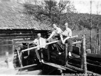 Pitk(29)  Pitkälän myllyllä istuvat Erkki Hakanen haitari sylissään, tunnistamaton mies ja Erkin serkku Pitkälän Veikko Lehtinen (s. 1933)