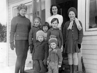 Pitk(62)  Pyhäkoululaisia seisoo Pitkälän portailla: vasemmalta Vuokko Salminen (o.s. Suominen, s. 1942), Tuija Vuorinen, siskokset Eija (s. 1959) ja Arja (s. 1959) Lehtinen ja heidän äitinsä Raili Lehtinen (o.s. Nieminen, s. 1938), Pirkko Ilmonen (s. 11.9.1957), edessä vasemmalla Vuokon poika Matti Salminen (s. 1962) ja oikealla Eijan ja Arjan veli Jukka Lehtinen (s. 1963)