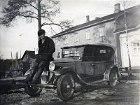pitkala121  Taksinkuljettaja Paavo Lehtinen (27.6.1904 - 26.7.1986) eli Pitkälän Paavo istuu taksinsa konepellillä