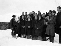 pitkala123  Paavo Lehtinen (27.6.1904 - 26.7.1986) eli Pitkälän Paavo (vasemmalla) seisoo lumessa Pohjois-Juokslahden pienviljelijäyhdistyksen ensimmäisen pitkän kurssin, 12 päivän karjahoitokurssin osallistujien kanssa.