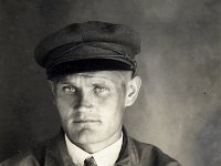 pitkala124  Rintakuvassa taksinkuljettaja Paavo Lehtinen (27.6.1904 - 26.7.1986) eli Pitkälän Paavo
