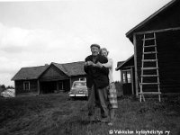 pullila(18)  Anni Salminen halaa Kalle Oksalaa (22.8.1889 - 6.3.1968) pihalla.  Taustalla Volga -63 rekisterinumero XP-63