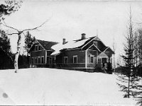 pullila(20)  Vekkulan koulu, jonka lumiselle pihalle on kokoontunut koululaisia opettaja Kaarlo Vilhelm Hongiston (1882 - 1971) kanssa, päädyn rappusilla mahdollisesti hänen vaimonsa opettaja Edla Hongisto (o.s. Suomalainen, k. 1950).