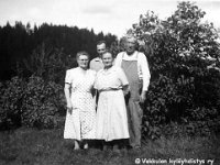 pullila(67)  Oikealla kauppiaspariskunta Kalle (22.8.1889 - 6.3.1968) ja Tyyne Oksala (10.2.1894 - 23.5.1974), sekä kaksi tunnistamatonta.