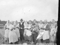suljula(14)  Väkeä kahvitauolla, mm. Edla Valden (20.7.1893 - 12.4.1979) ja hänen tyttärensä Aino Valden (myöhemmin Häyrynen, 8.5.1917 - 17.7.1997), Silvan myöhemmin Lindeman ?