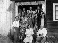 suljula(18)  Talon ovella etummaisina Suljulan vanhukset eli Edla (20.7.1893 - 12.4.1979) ja Valfrid Valden (15.3.1888 - 19.6.1964, Vekkulan työväenyhdistyksen pj 1920 - 1929), muualla kuvassa mm. heidän tyttärensä Aino Häyrynen (8.5.1917 - 17.7.1997) ja vävynsä Veli Häyrynen (4.10.1911 - 14.11.1986), loput tunnistamattomia