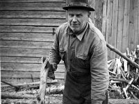 suljula(30)  Valfrid Valden (15.3.1888 - 19.6.1964, Vekkulan työväenyhdistyksen pj 1920 - 1929) sahaa polttopuita.
