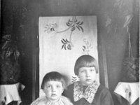 taarala(1)  Siskokset Elvi Tähtinen (myöhemmin Kauranen, 2.5.1921 - 21.2.1999) ja Vieno Tähtinen