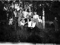 taarala(42)  Vekkulan nuoria tansseihin lähdossä. Edessä keskellä Hugo Joukkola (s. 1908) ja Tuure Salminen, muut tunnistamattomia