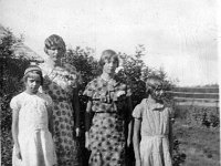 taarala(48)  Vasemmalta Vieno Tähtinen, Aino Valden (myöhemmin Häyrynen, 8.5.1917 - 17.7.1997), Vienon serkku Maire Tähtinen  (myöhemmin Jaakkola, s. 1.5.1917) ja Vienon sisko Elvi Tähtinen (myöhemmin Kauranen, 2.5.1921 - 21.2.1999) seisovat ruohikossa