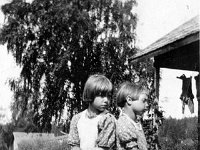 taarala(56)  Siskokset Elvi (myöhemmin Kauranen, 2.5.1921 - 21.2.1999) ja Vieno Tähtinen istuvat kivellä, takana oikealla pyykkiä kuivumass