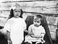 taarala(7)  Siskokset Elvi Tähtinen (myöhemmin Kauranen, 2.5.1921 - 21.2.1999) ja Vieno Tähtinen